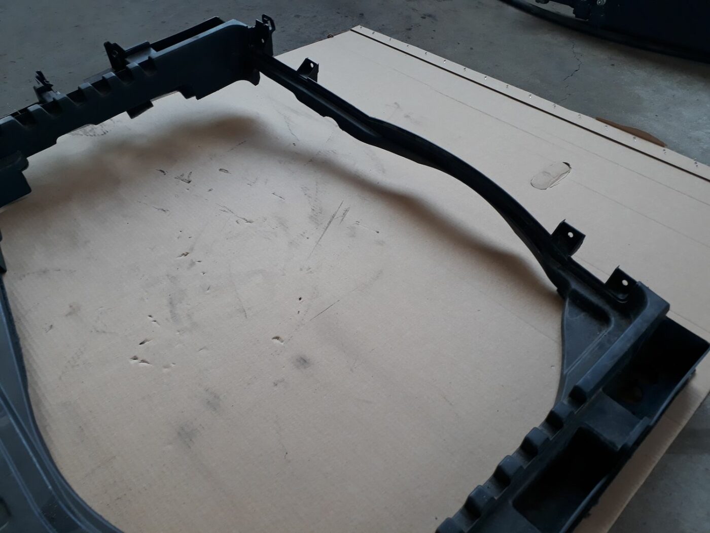 Bagāžnieka nodalījuma paliktnis priekš AUDI A6 AVANT 2006 4 Bagāžnieka nodalījuma paliktnis priekš AUDI A6 AVANT 2006