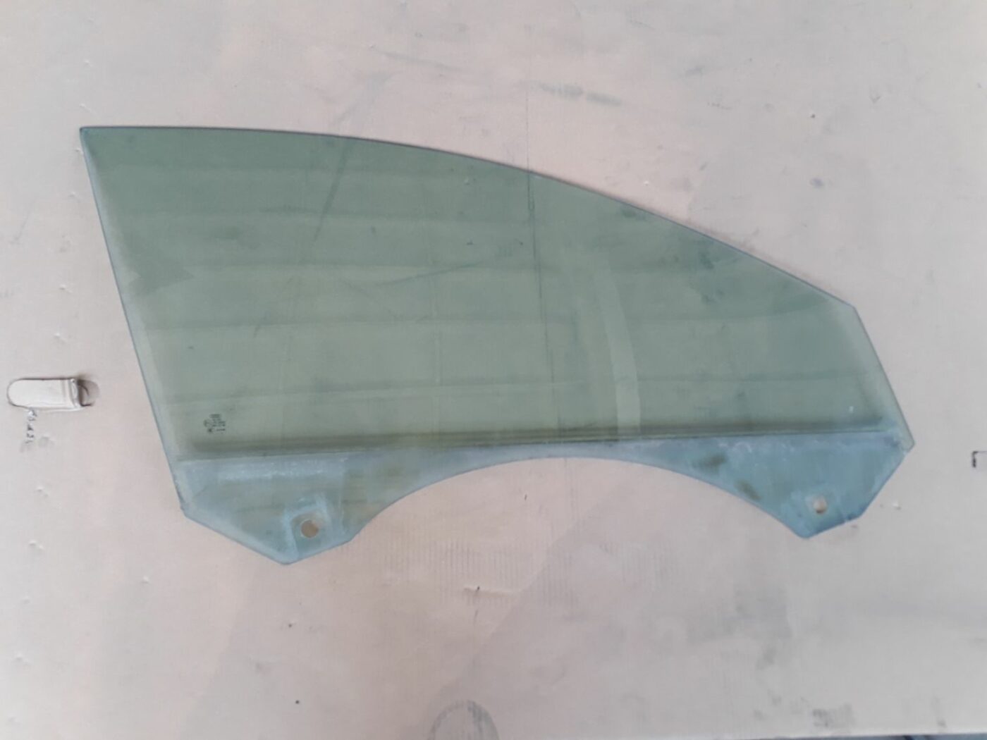 Priekšējo labo durvju stikls priekš AUDI A6 AVANT 2006