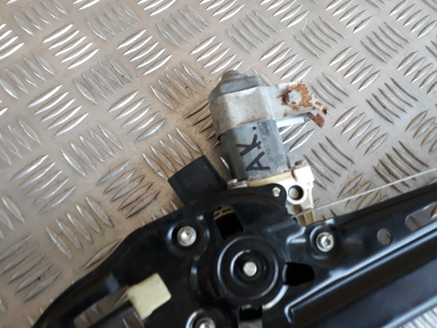 Stikla pacelšanas mehānisms aizmugurējais kreisais priekš BMW 530D E61 2006 TOURING BLUE 2 Stikla pacelšanas mehānisms aizmugurējais kreisais priekš BMW 530D E61 2006 TOURING BLUE