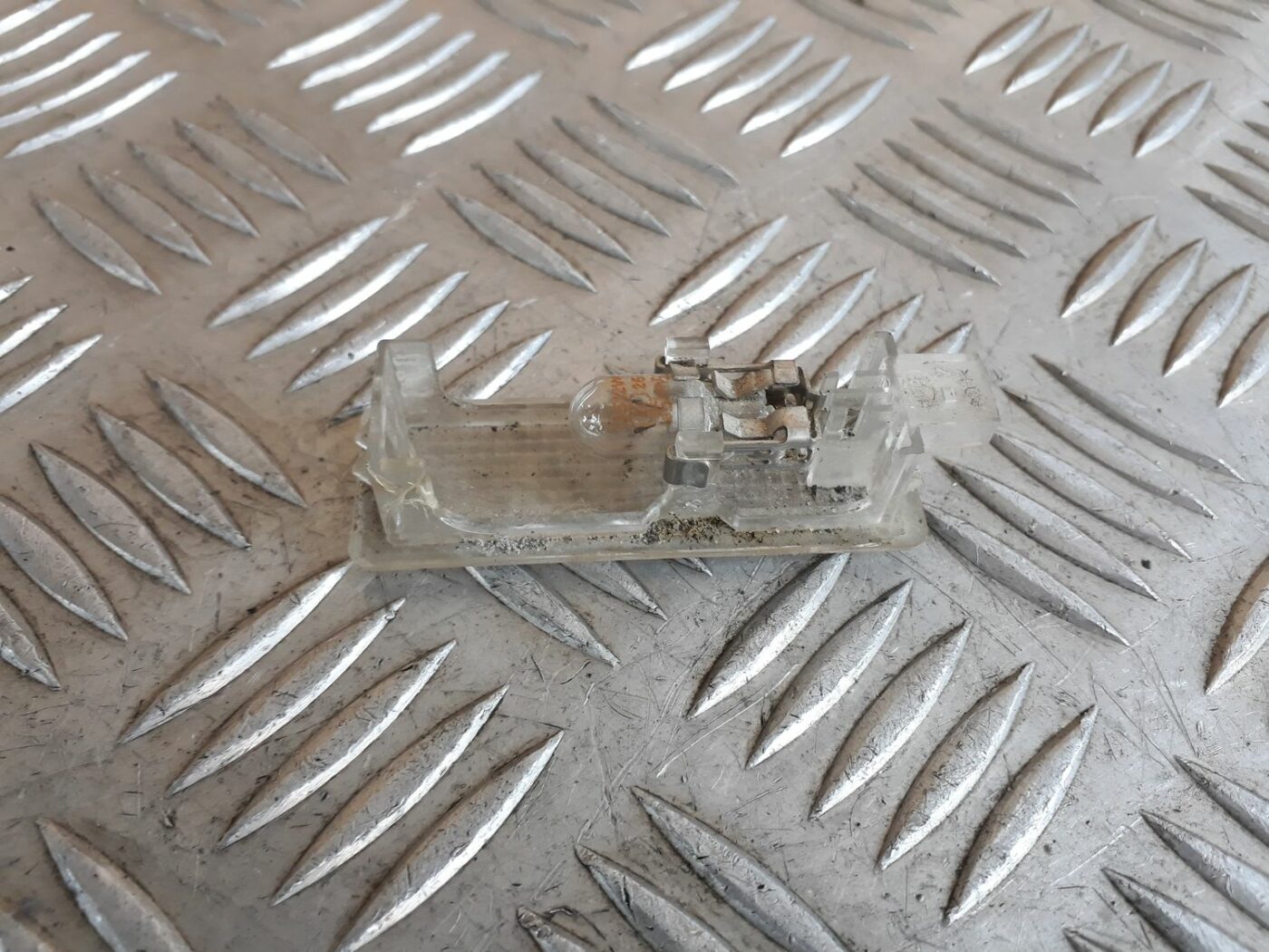 Apgaismojums aizmugurējā statņa apdarē priekš BMW 530D E61 2006 TOURING BLUE 2 Apgaismojums aizmugurējā statņa apdarē priekš BMW 530D E61 2006 TOURING BLUE