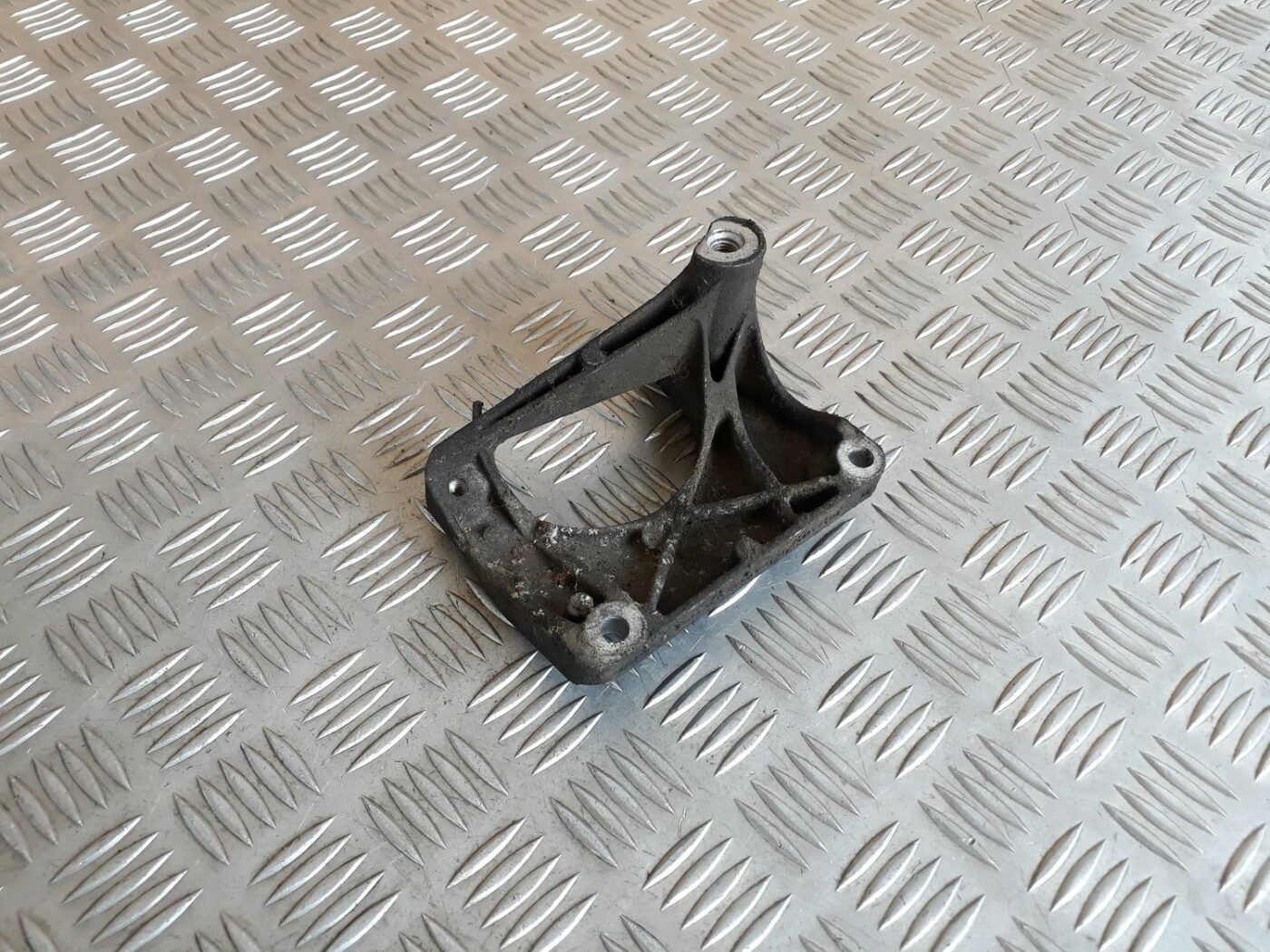 Dzinēja kronšteins priekš BMW 530D E61 2006 TOURING BLUE