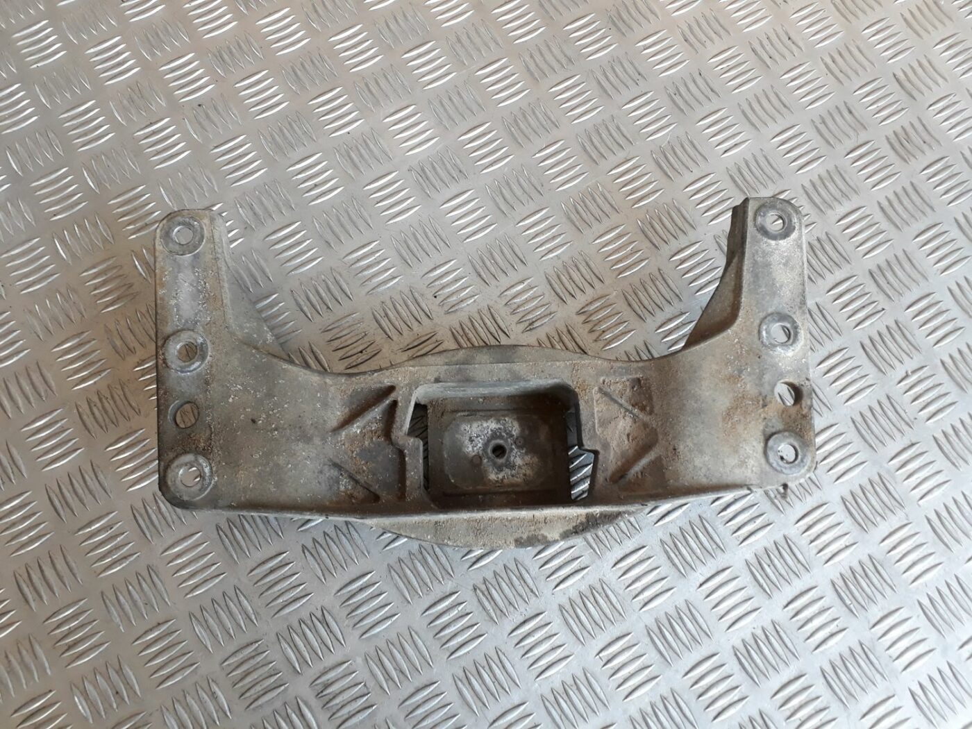 Pārnesumkārbas kronšteins priekš BMW 530D E61 2006 TOURING BLUE 3 Pārnesumkārbas kronšteins priekš BMW 530D E61 2006 TOURING BLUE