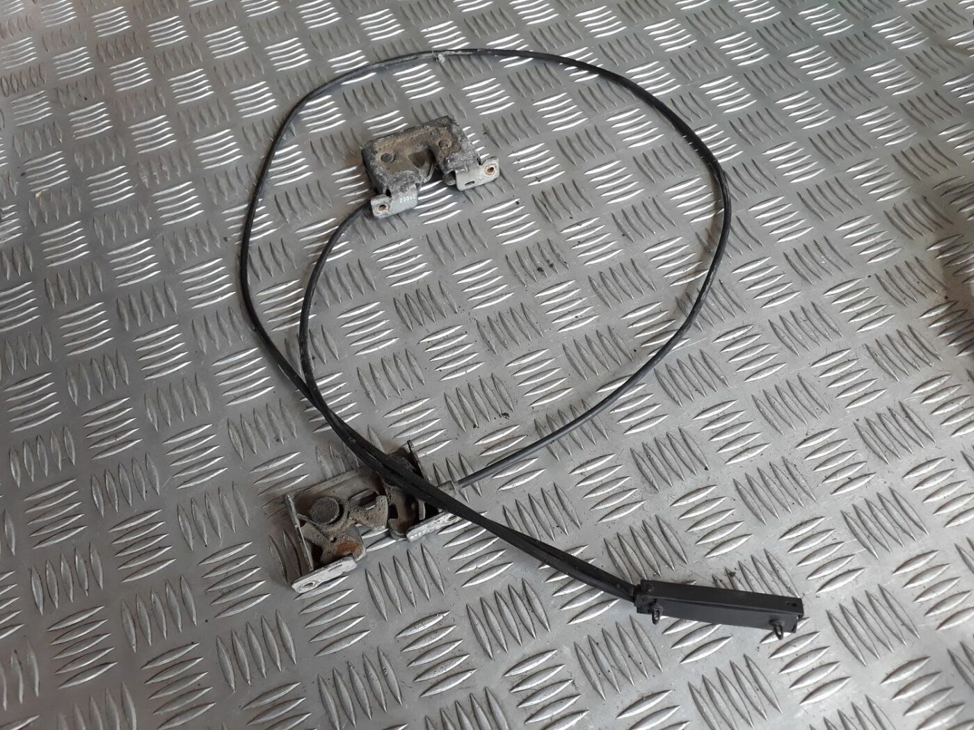 Pārsega slēdzenes trose priekš BMW 530D E61 2006 TOURING BLUE 1 Pārsega slēdzenes trose priekš BMW 530D E61 2006 TOURING BLUE