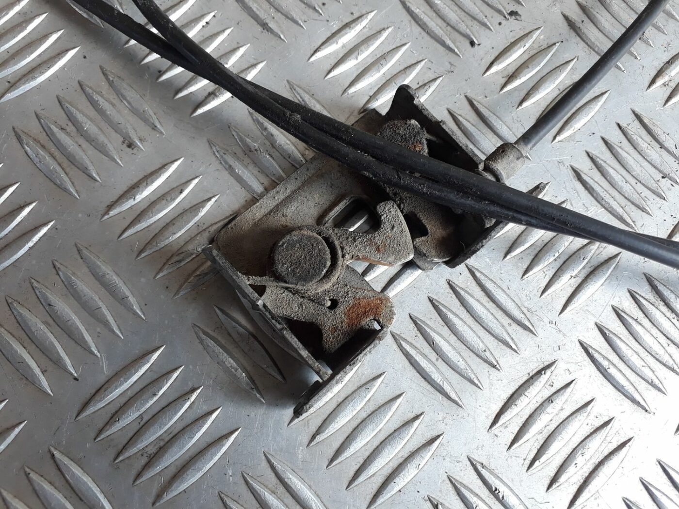 Pārsega slēdzenes trose priekš BMW 530D E61 2006 TOURING BLUE 3 Pārsega slēdzenes trose priekš BMW 530D E61 2006 TOURING BLUE