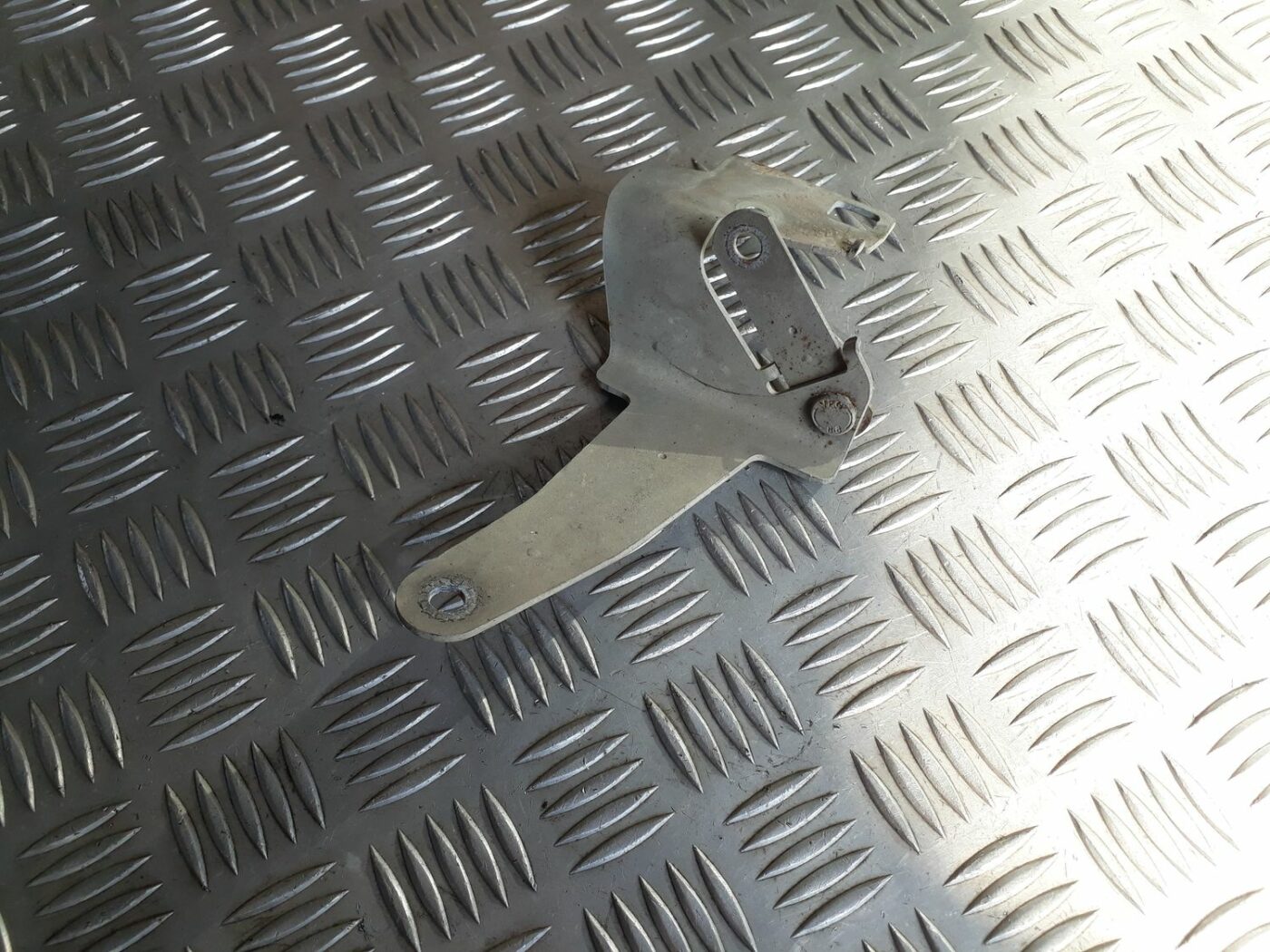 Skaņas signāla kronšteins priekš BMW 530D E61 2006 TOURING BLUE 2 Skaņas signāla kronšteins priekš BMW 530D E61 2006 TOURING BLUE