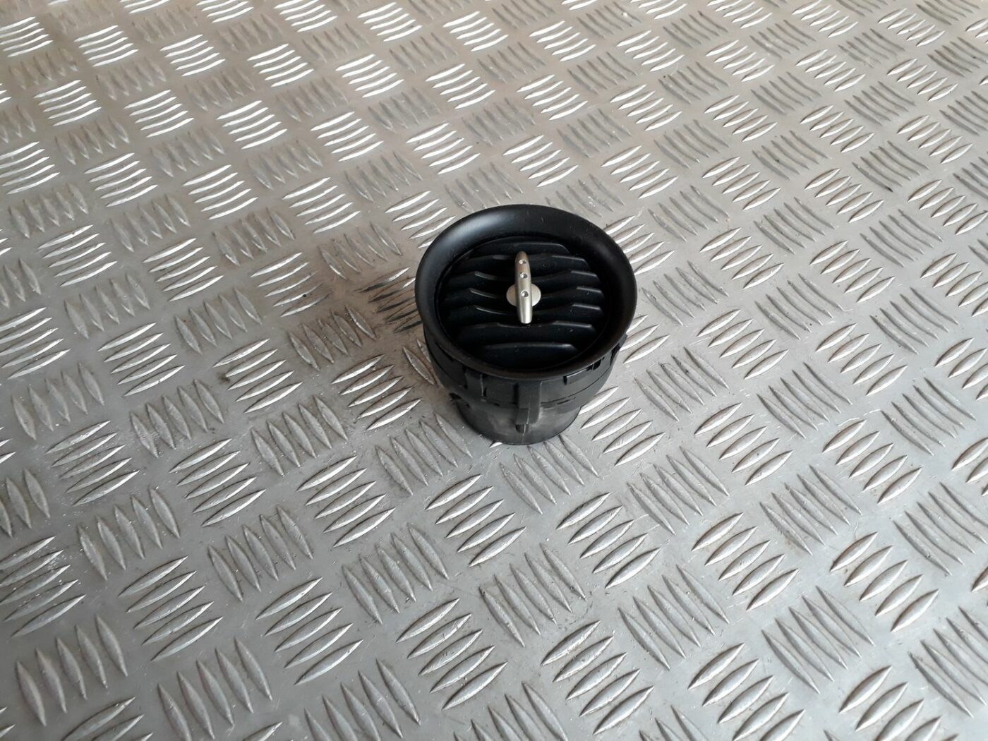 Mērinstrumentu paneļa gaisa vads, centrā priekš SEAT IBIZA 2005