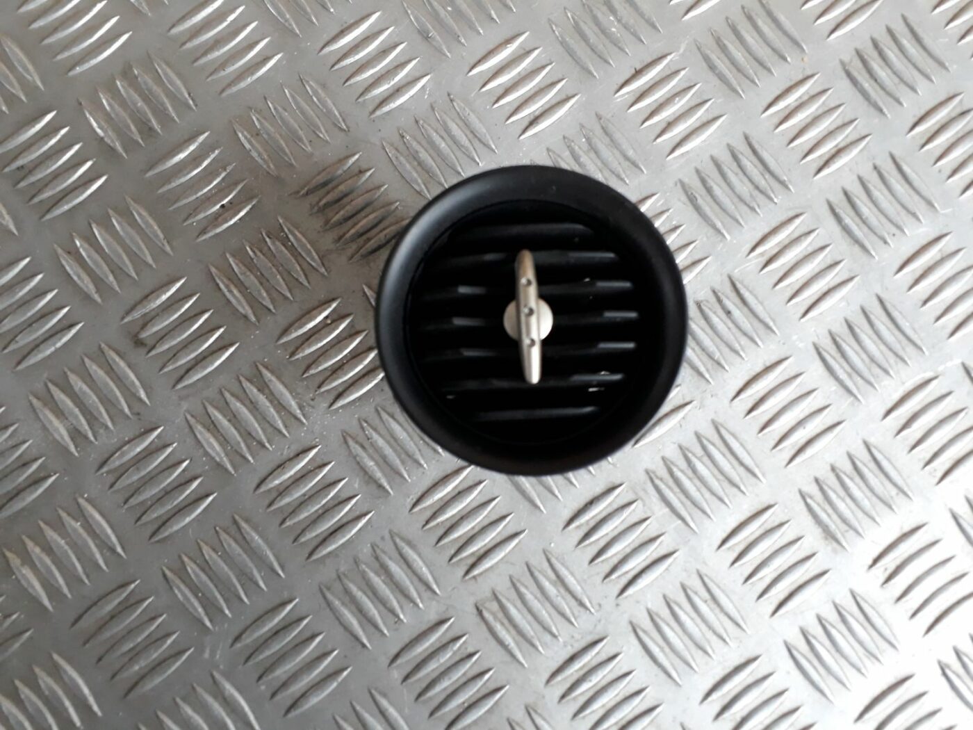 Mērinstrumentu paneļa gaisa vads, centrā priekš SEAT IBIZA 2005