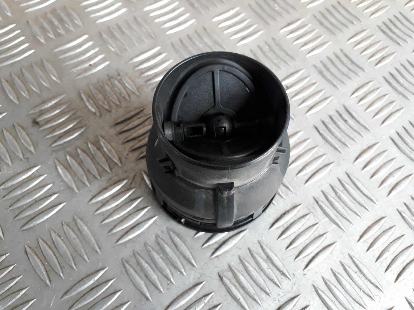 Mērinstrumentu paneļa gaisa vads, centrā priekš SEAT IBIZA 2005