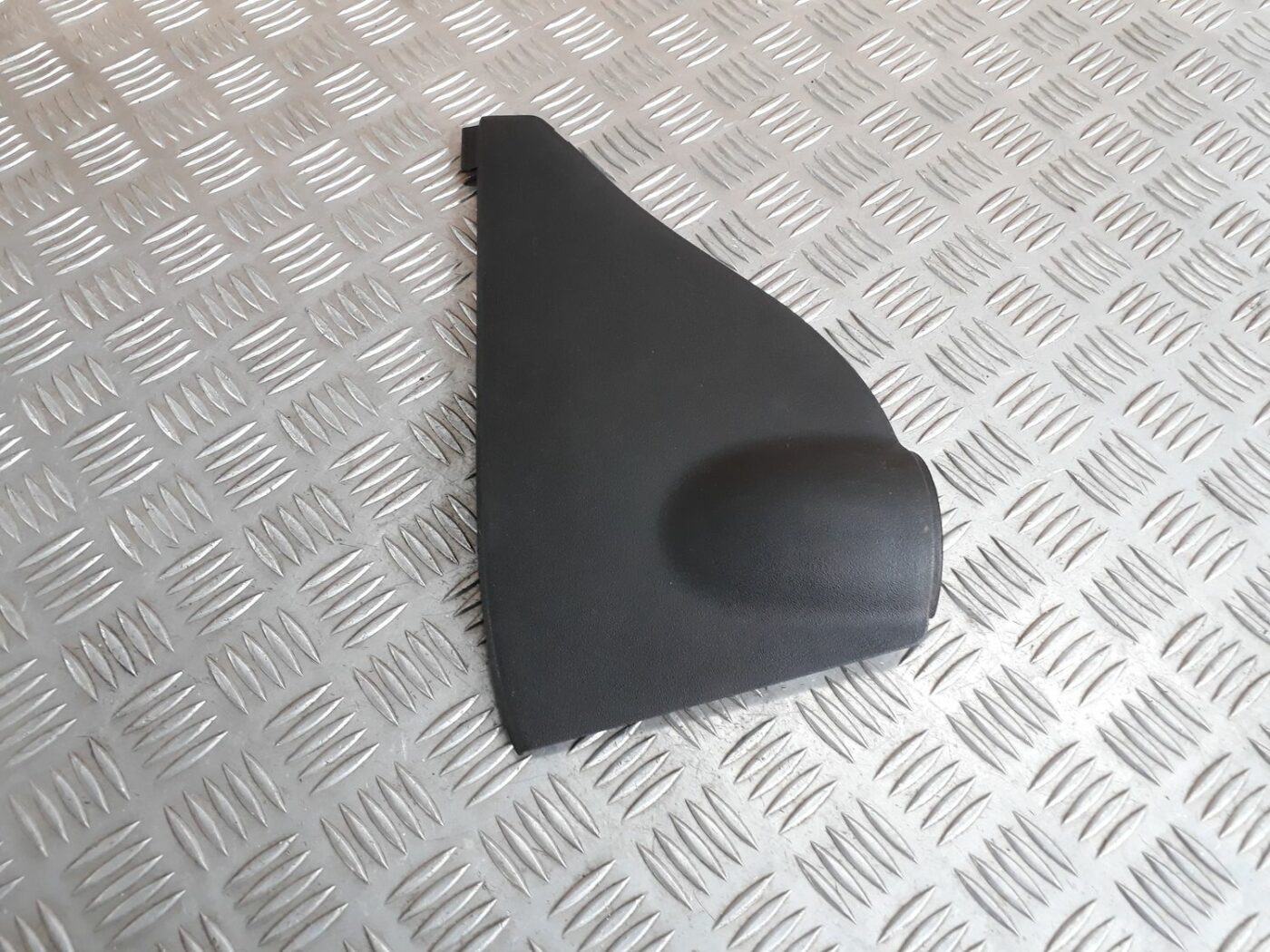 Mērinstrumentu paneļa sānu apdare priekš SEAT IBIZA 2005