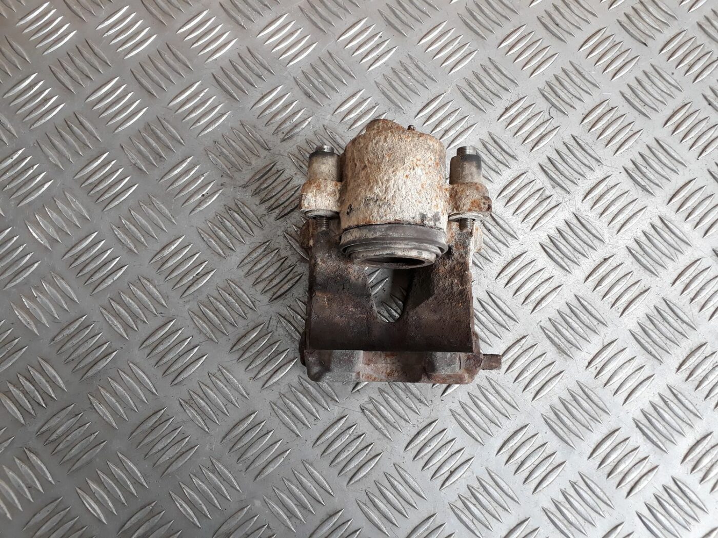 Priekšējais kreisais suports priekš SEAT IBIZA 2005 2 Priekšējais kreisais suports priekš SEAT IBIZA 2005