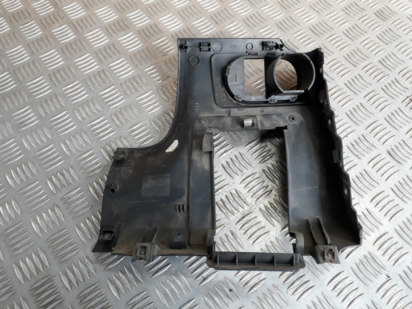 Mērinstrumentu paneļa apdare (zem stūres) priekš SEAT IBIZA 2005