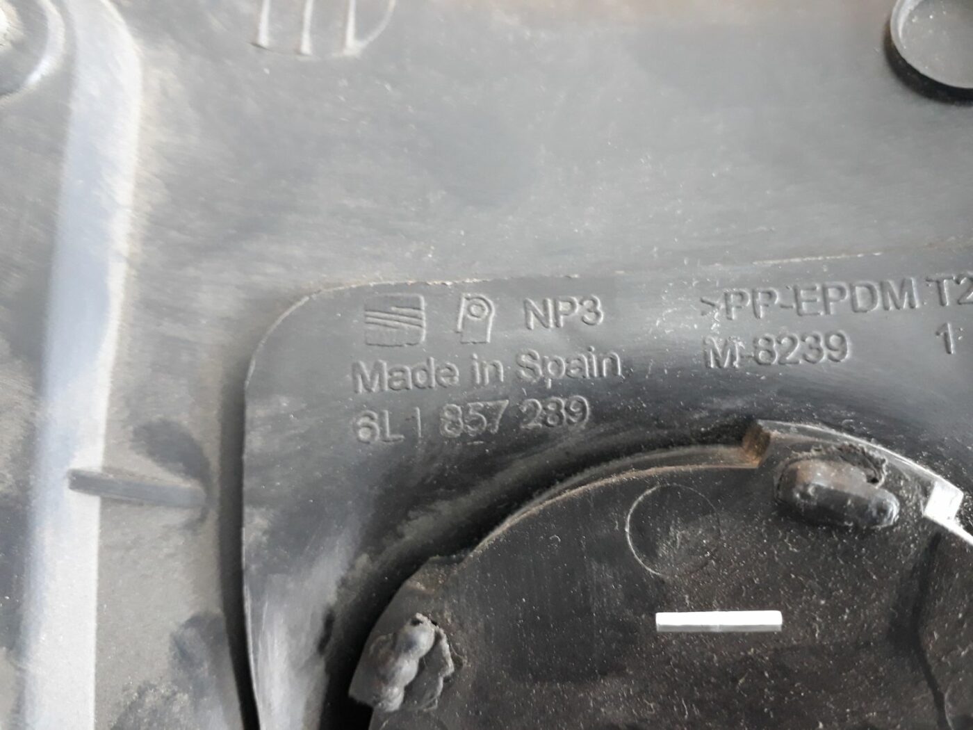 Mērinstrumentu paneļa apdare (zem stūres) priekš SEAT IBIZA 2005