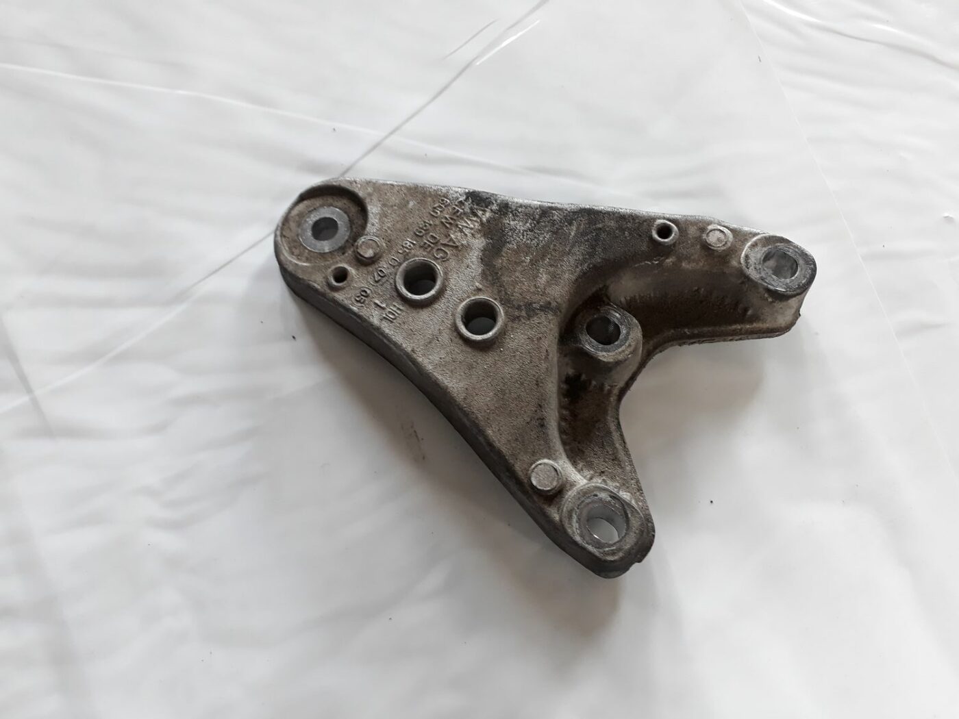 Dzinēja kronšteins priekš SEAT IBIZA 2005 1 Dzinēja kronšteins priekš SEAT IBIZA 2005