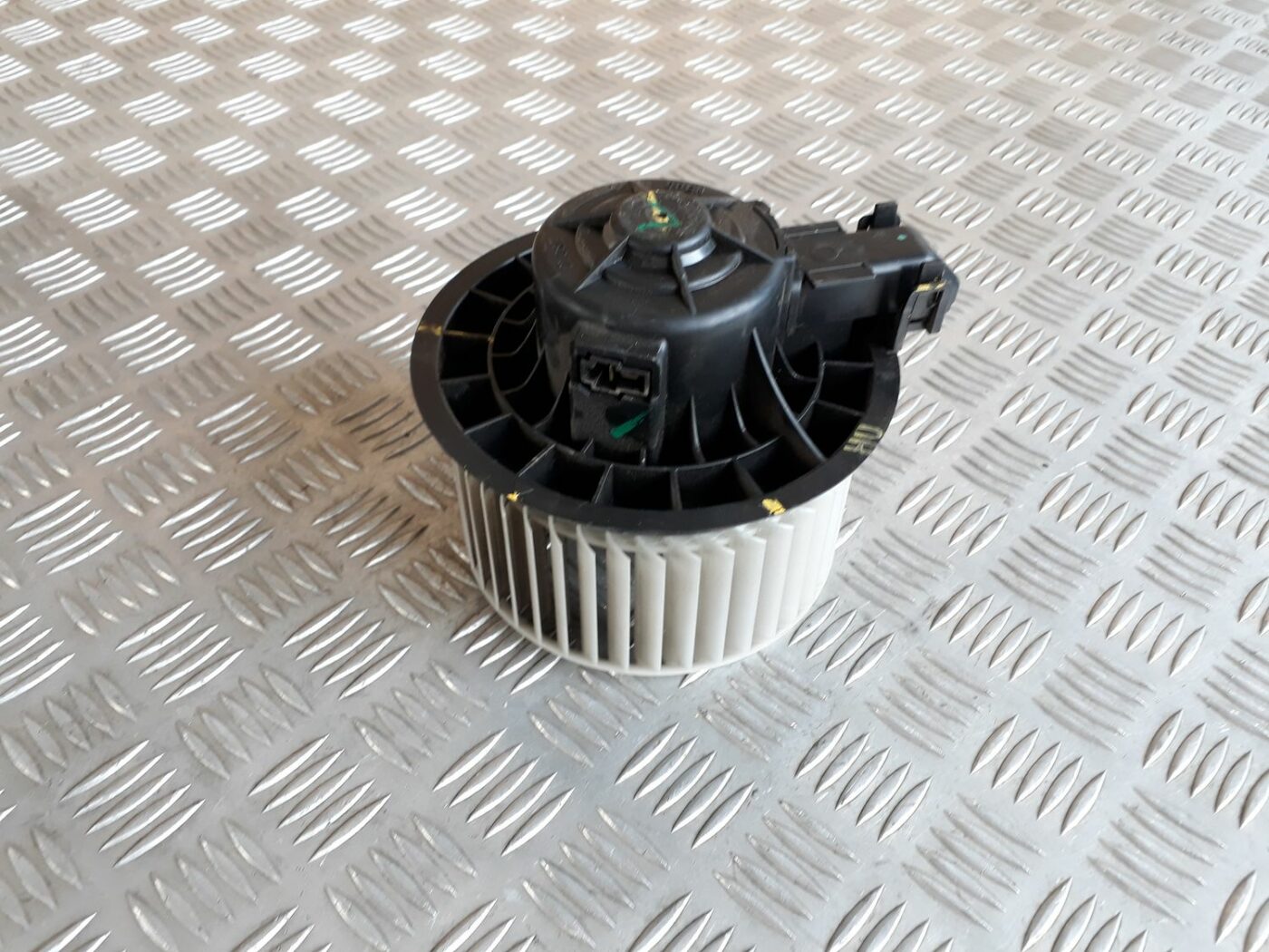 Salona ventilators priekš HYUNDAI I20 2011 2 Salona ventilators priekš HYUNDAI I20 2011