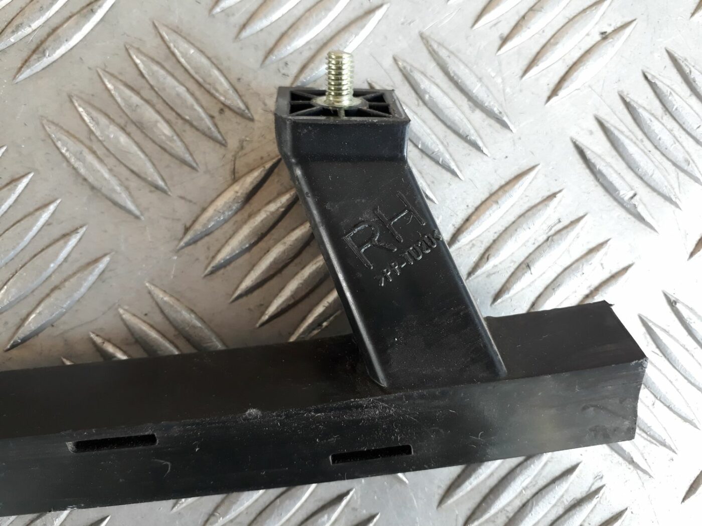 Durvju stikla vadīkla/sliede priekš HYUNDAI I20 2011 4 Durvju stikla vadīkla/sliede priekš HYUNDAI I20 2011