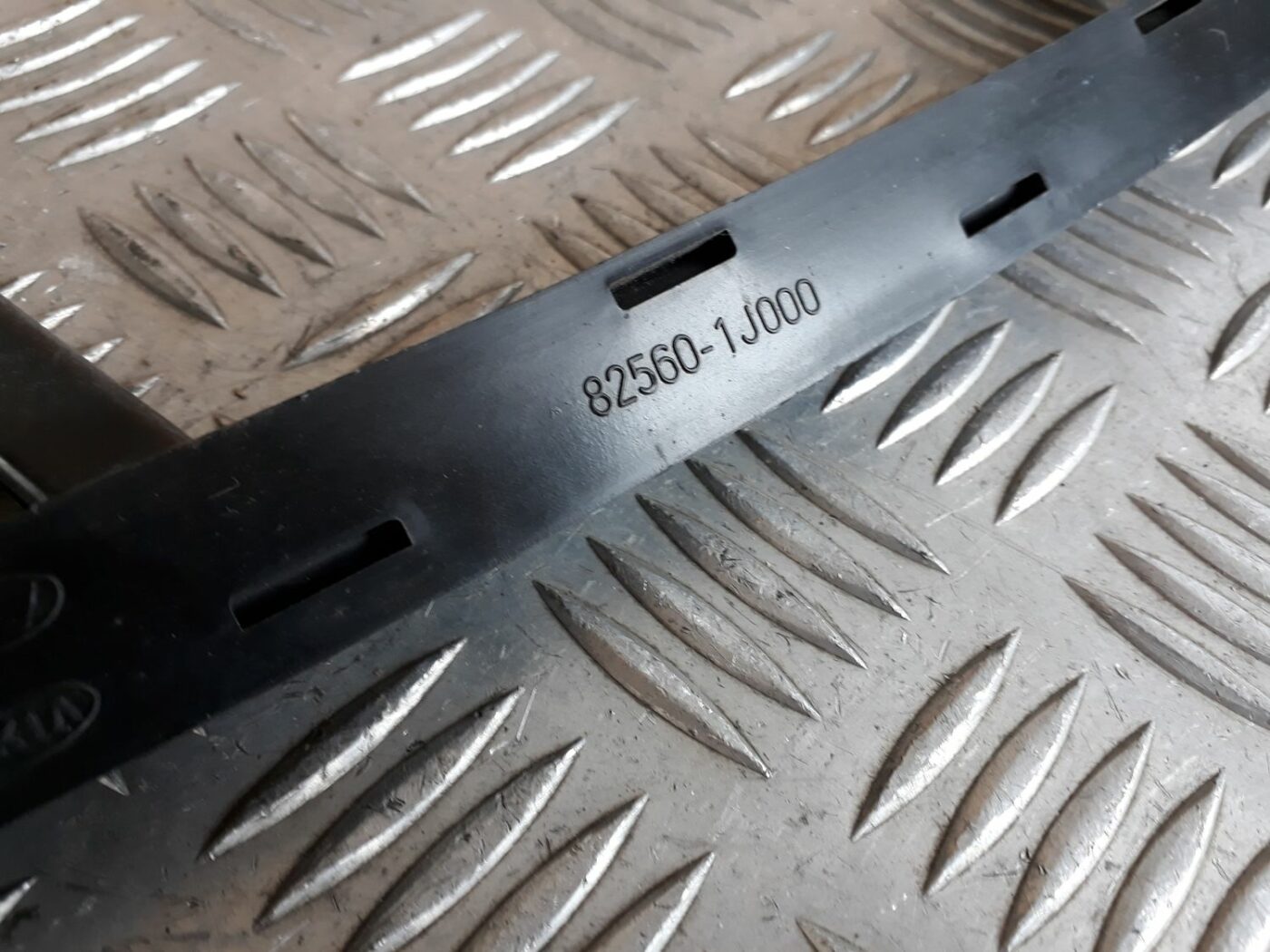 Durvju stikla vadīkla/sliede priekš HYUNDAI I20 2011 3 Durvju stikla vadīkla/sliede priekš HYUNDAI I20 2011