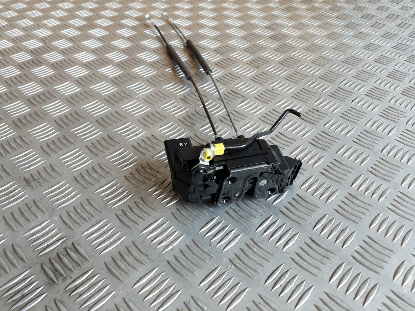 Aizmugurējo kreiso durvju slēdzene priekš HYUNDAI I20 2011 1 Aizmugurējo kreiso durvju slēdzene priekš HYUNDAI I20 2011