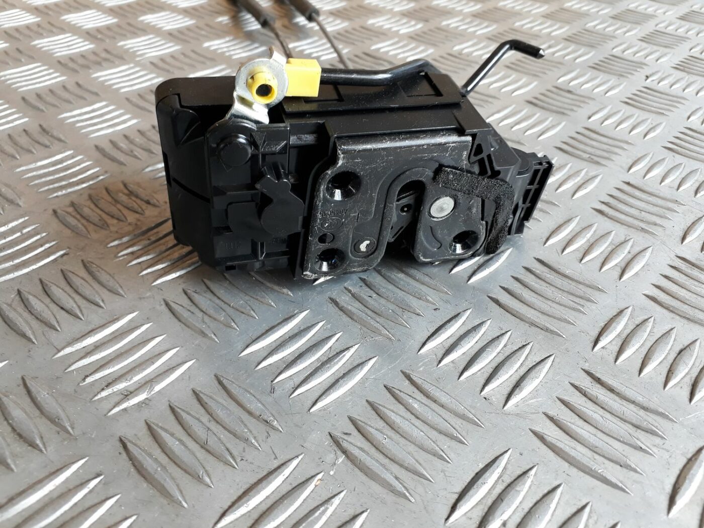 Aizmugurējo kreiso durvju slēdzene priekš HYUNDAI I20 2011 2 Aizmugurējo kreiso durvju slēdzene priekš HYUNDAI I20 2011