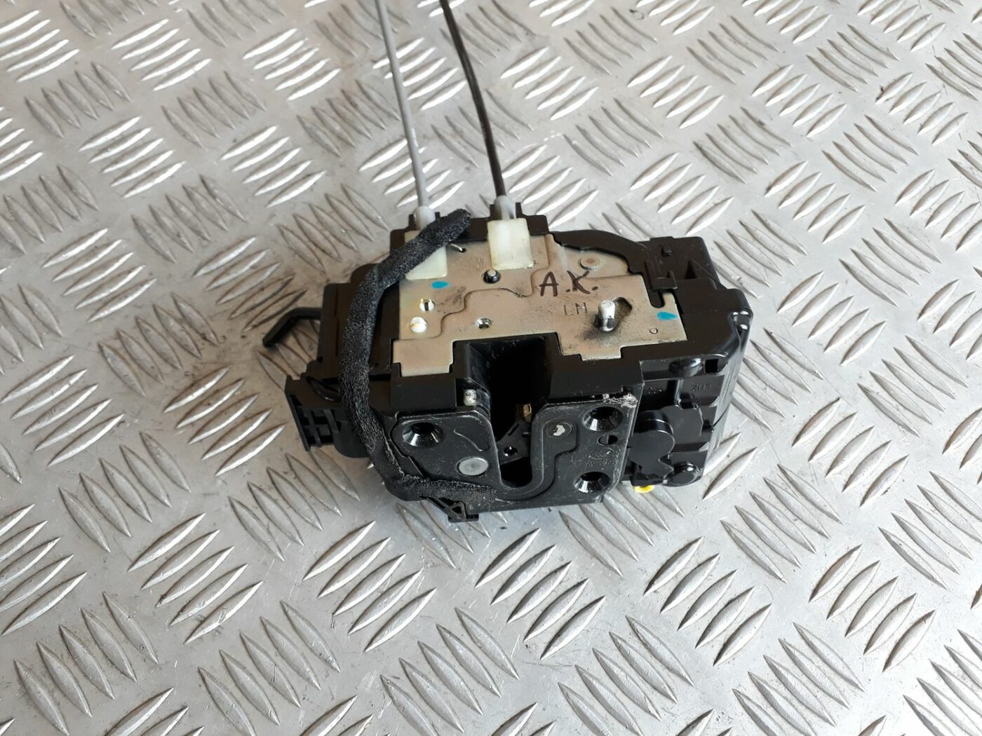 Aizmugurējo kreiso durvju slēdzene priekš HYUNDAI I20 2011 6 Aizmugurējo kreiso durvju slēdzene priekš HYUNDAI I20 2011