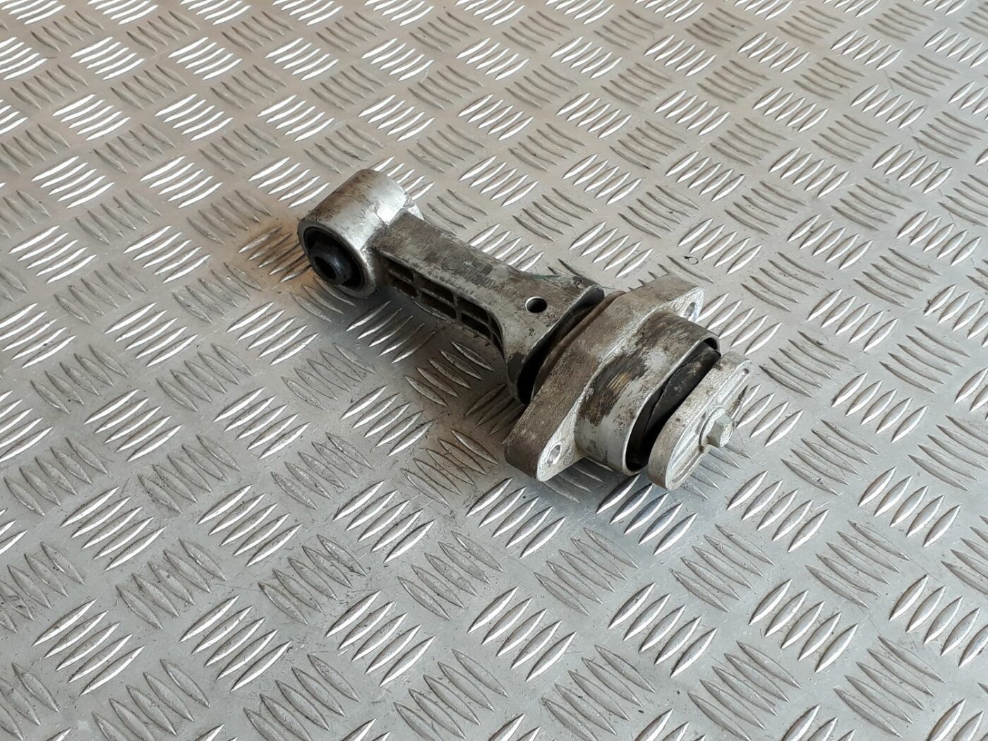 Dzinēja spilvens priekš HYUNDAI I20 2011