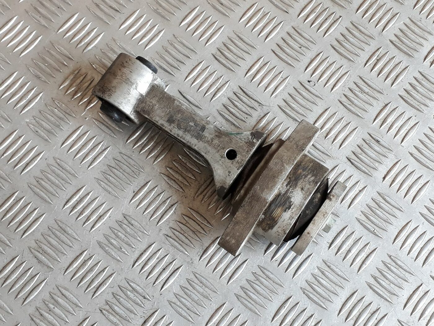 Dzinēja spilvens priekš HYUNDAI I20 2011