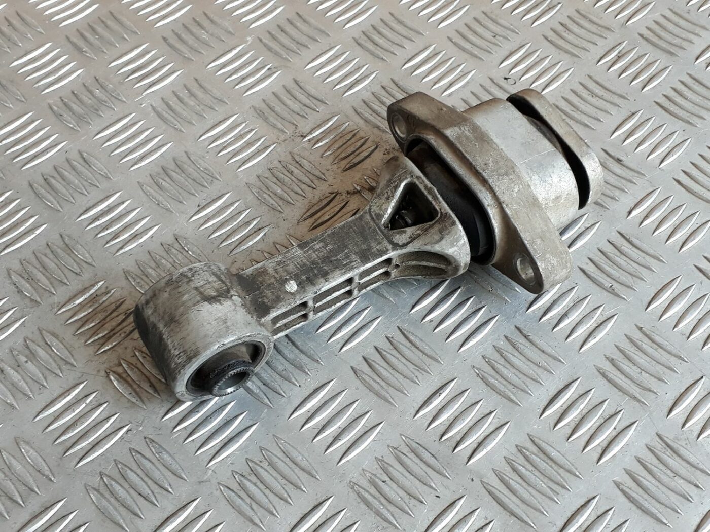 Dzinēja spilvens priekš HYUNDAI I20 2011