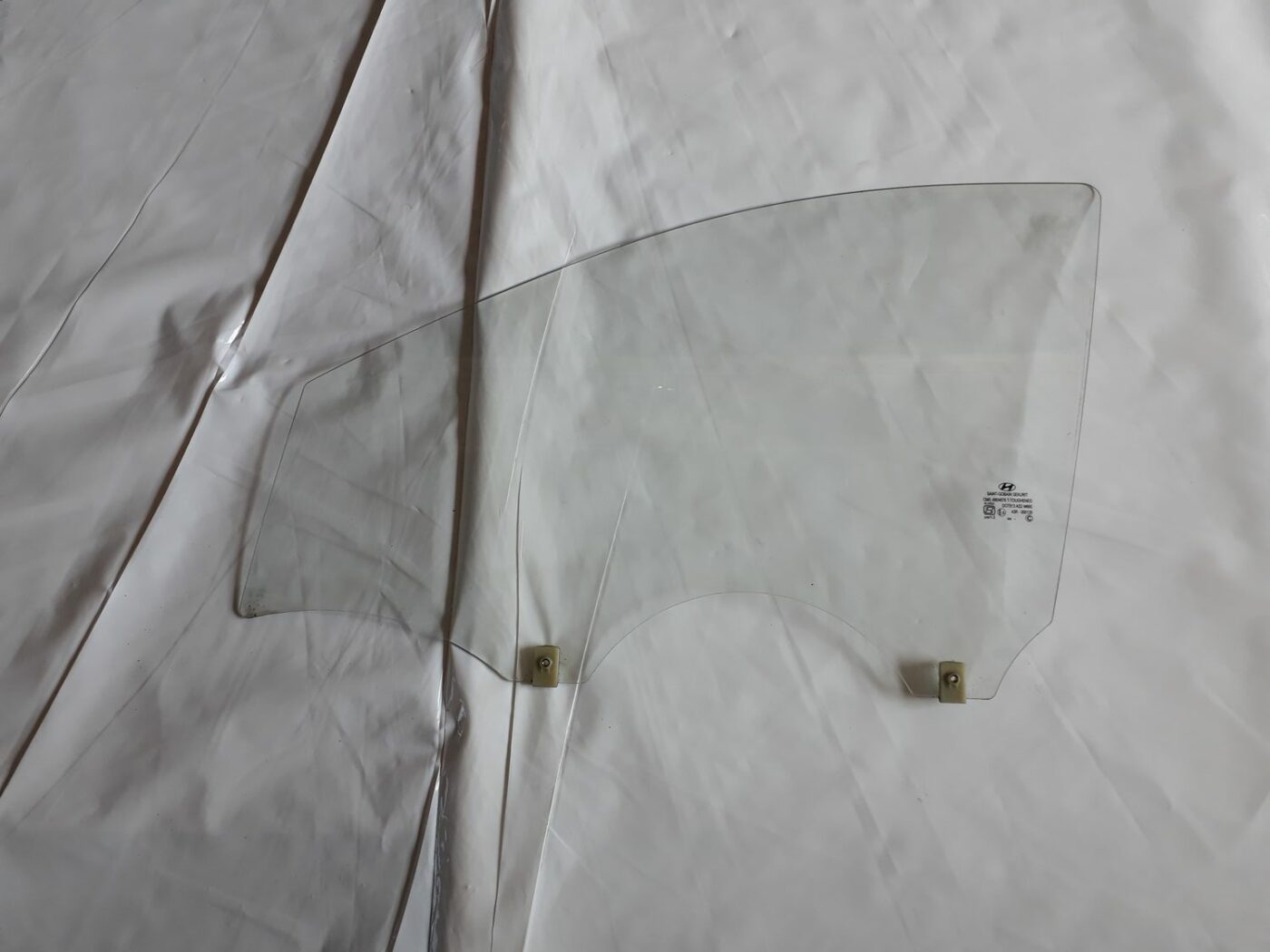 Priekšējo kreiso durvju stikls priekš HYUNDAI I20 2011