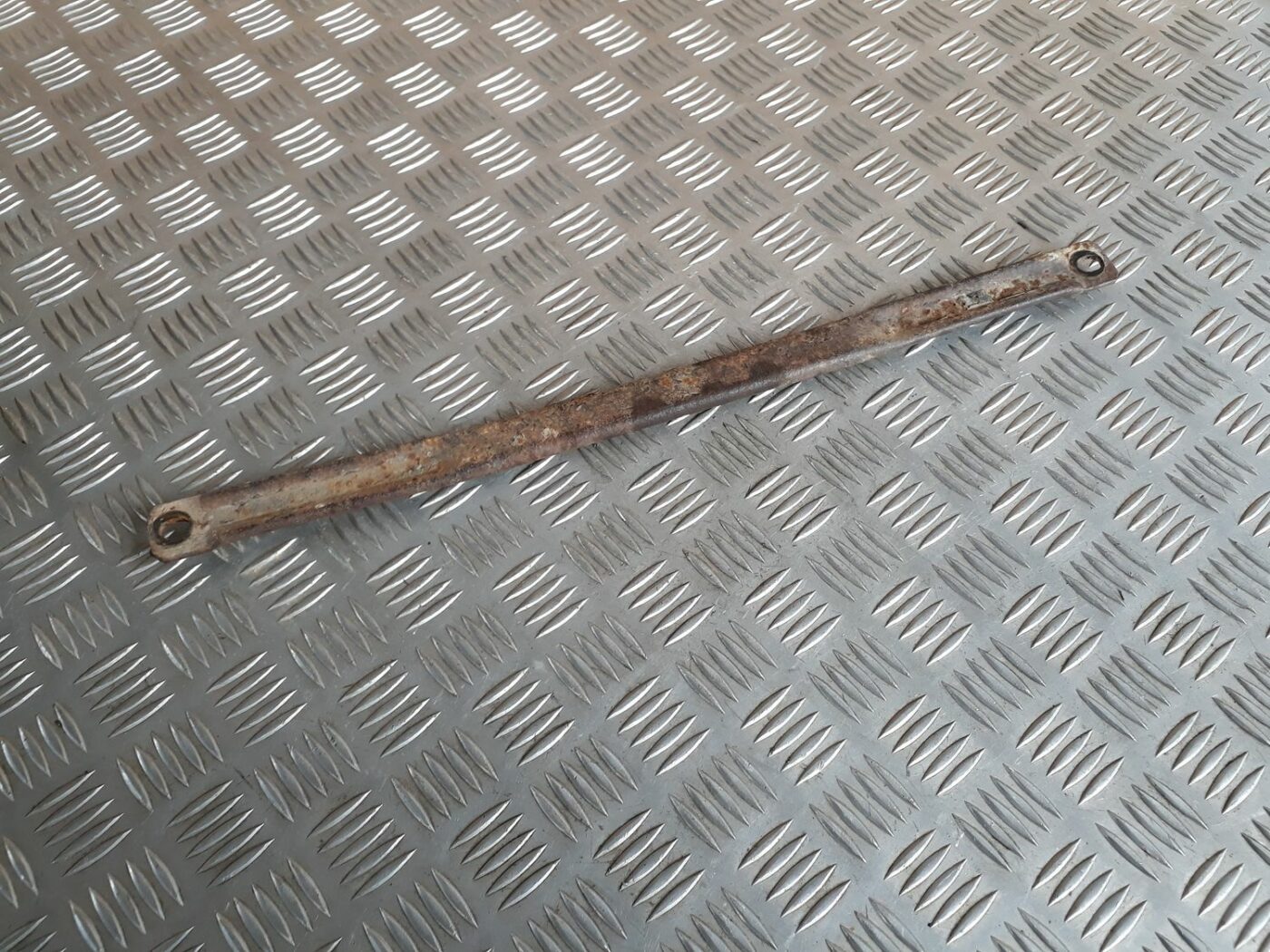 Degvielas tvertnes kronšteins priekš AUDI A4 1999 1 Degvielas tvertnes kronšteins priekš AUDI A4 1999