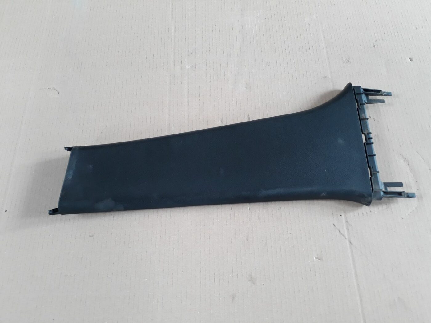 Vidējas salona statnes apdare priekš AUDI A4 1999 1 Vidējas salona statnes apdare priekš AUDI A4 1999