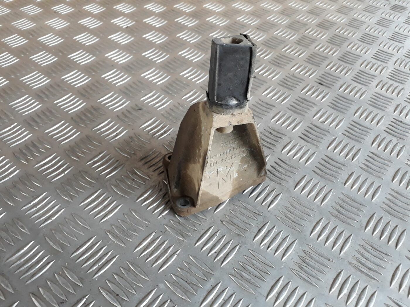 Ātrumkārbas kronšteins priekš AUDI A4 1999 2 Ātrumkārbas kronšteins priekš AUDI A4 1999