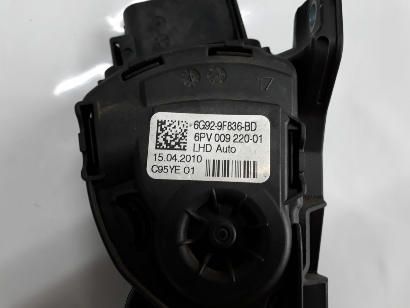 Gāzes pedālis priekš VOLVO V70 2010