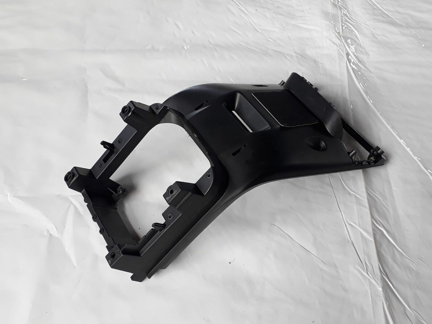 Centrālās konsoles iekšējā plastmasa priekš VOLVO V70 2010