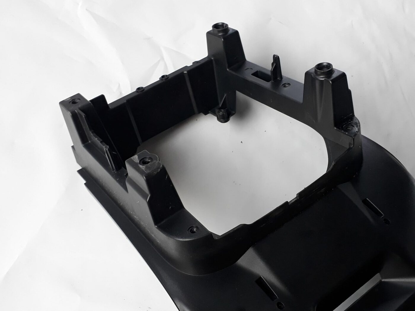 Centrālās konsoles iekšējā plastmasa priekš VOLVO V70 2010