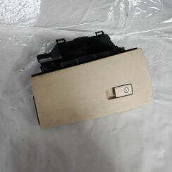 Mantu glabāšanas nodalījums pasažiera pusē priekš VOLVO V70 2010