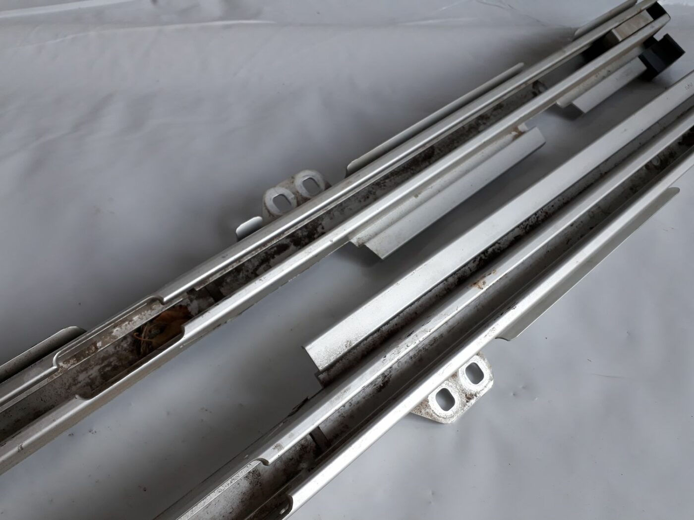 Kravas stirpināšanas reliņi bagažniekā priekš VOLVO V70 2010 6 Kravas stirpināšanas reliņi bagažniekā priekš VOLVO V70 2010