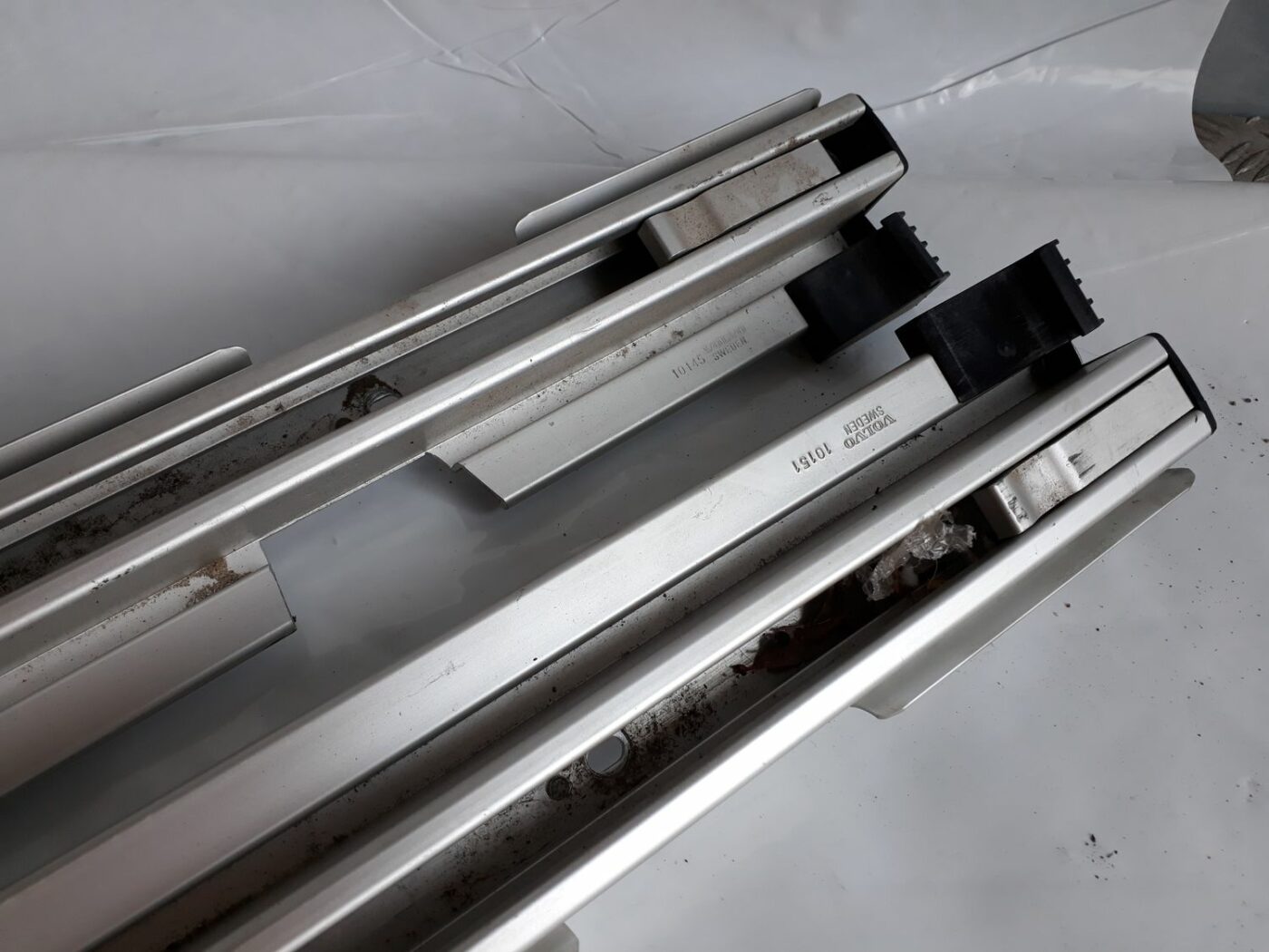 Kravas stirpināšanas reliņi bagažniekā priekš VOLVO V70 2010 5 Kravas stirpināšanas reliņi bagažniekā priekš VOLVO V70 2010