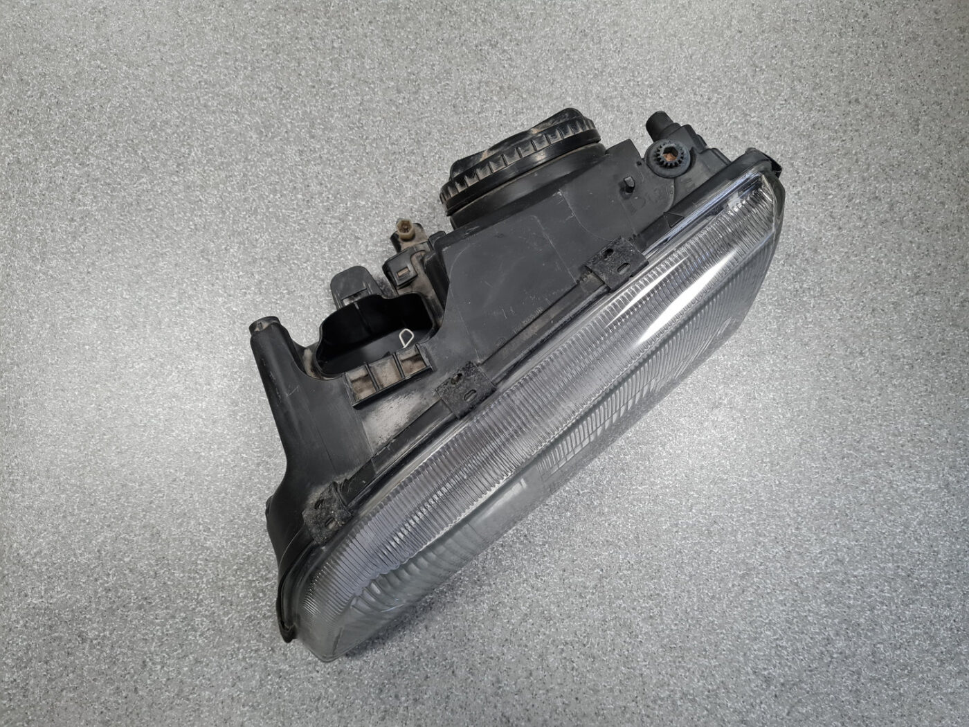 Priekšējais kreisais lukturis priekš VOLVO V70 2000 2 Priekšējais kreisais lukturis priekš VOLVO V70 2000