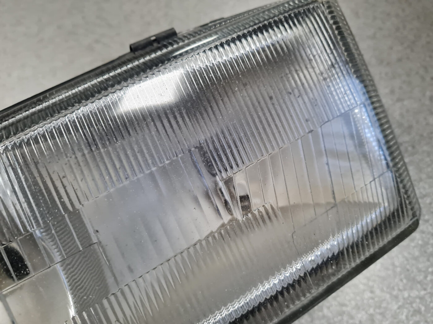 Priekšējais kreisais lukturis priekš VOLVO V70 2000 12 Priekšējais kreisais lukturis priekš VOLVO V70 2000