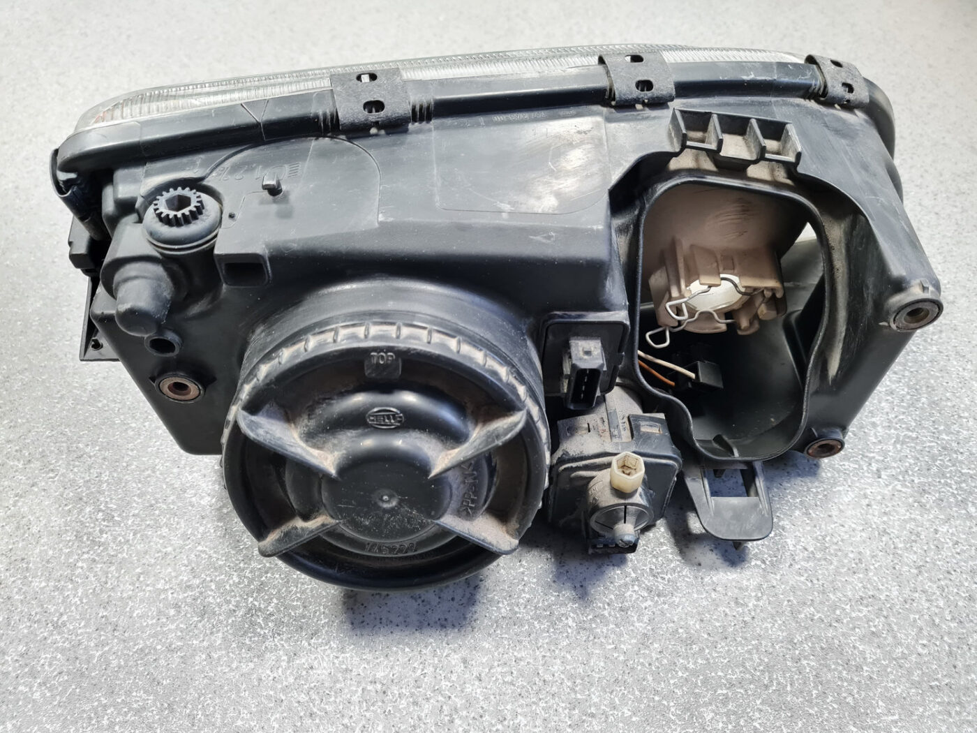 Priekšējais kreisais lukturis priekš VOLVO V70 2000 9 Priekšējais kreisais lukturis priekš VOLVO V70 2000