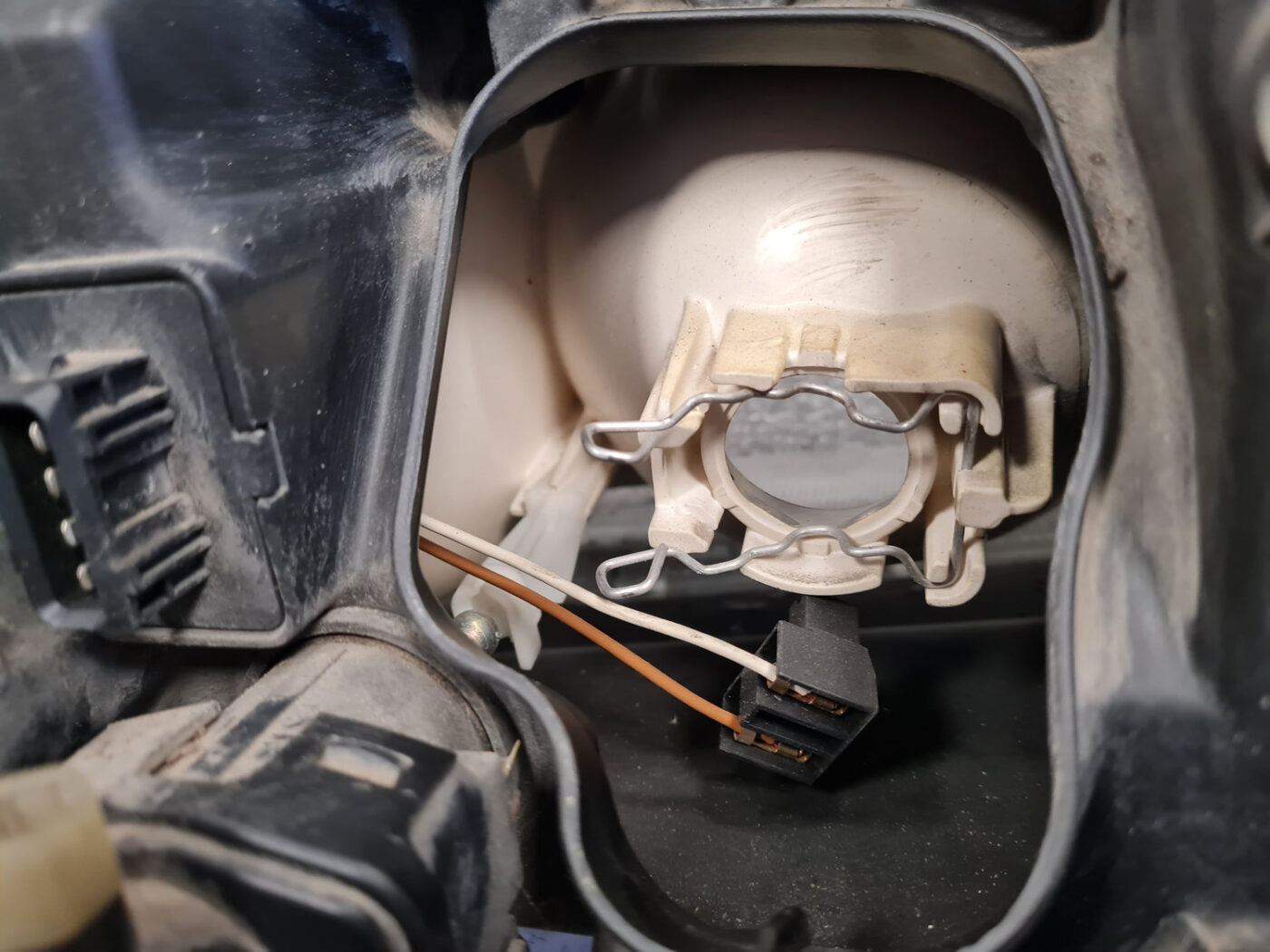 Priekšējais kreisais lukturis priekš VOLVO V70 2000 5 Priekšējais kreisais lukturis priekš VOLVO V70 2000