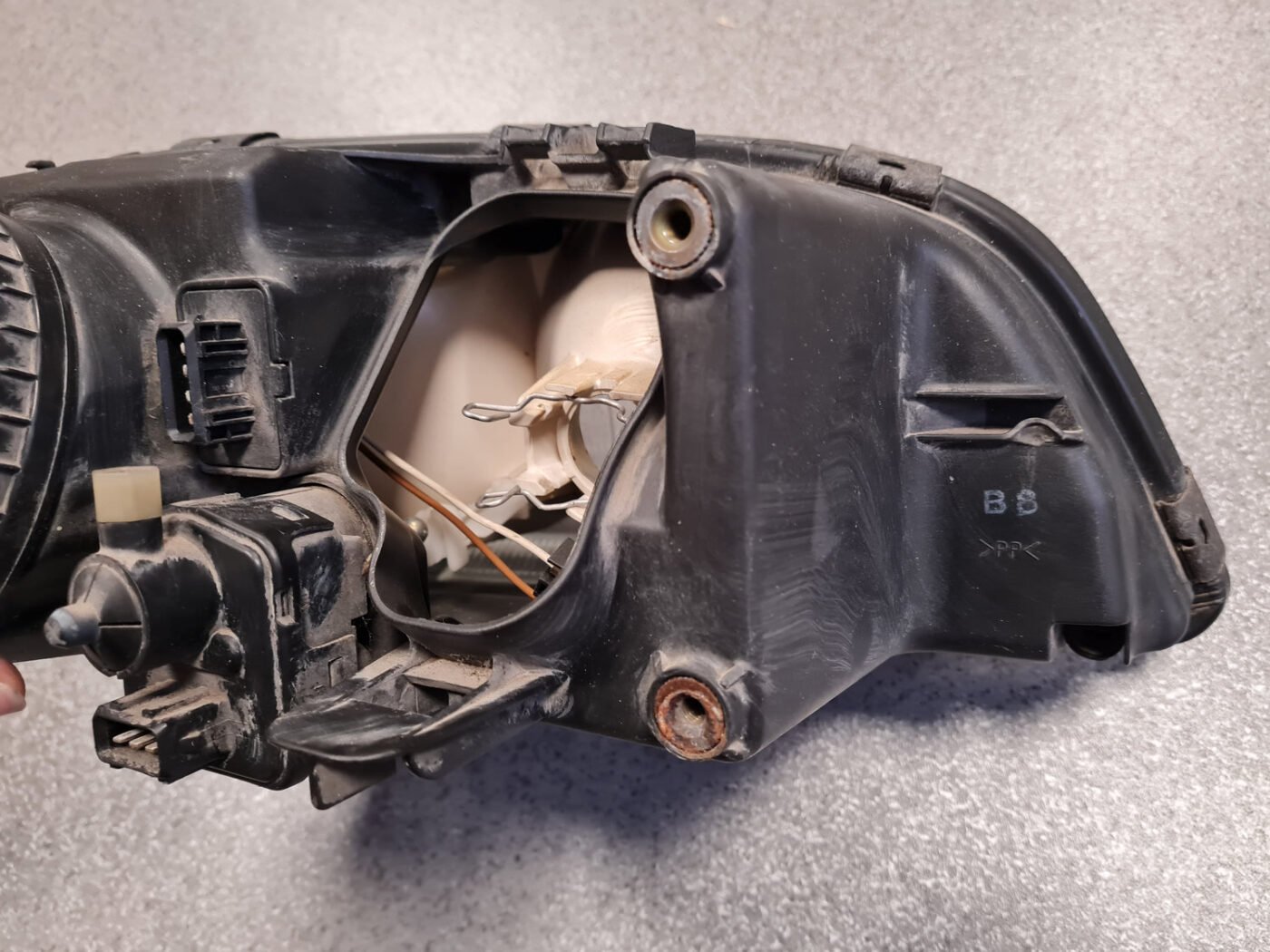 Priekšējais kreisais lukturis priekš VOLVO V70 2000 4 Priekšējais kreisais lukturis priekš VOLVO V70 2000