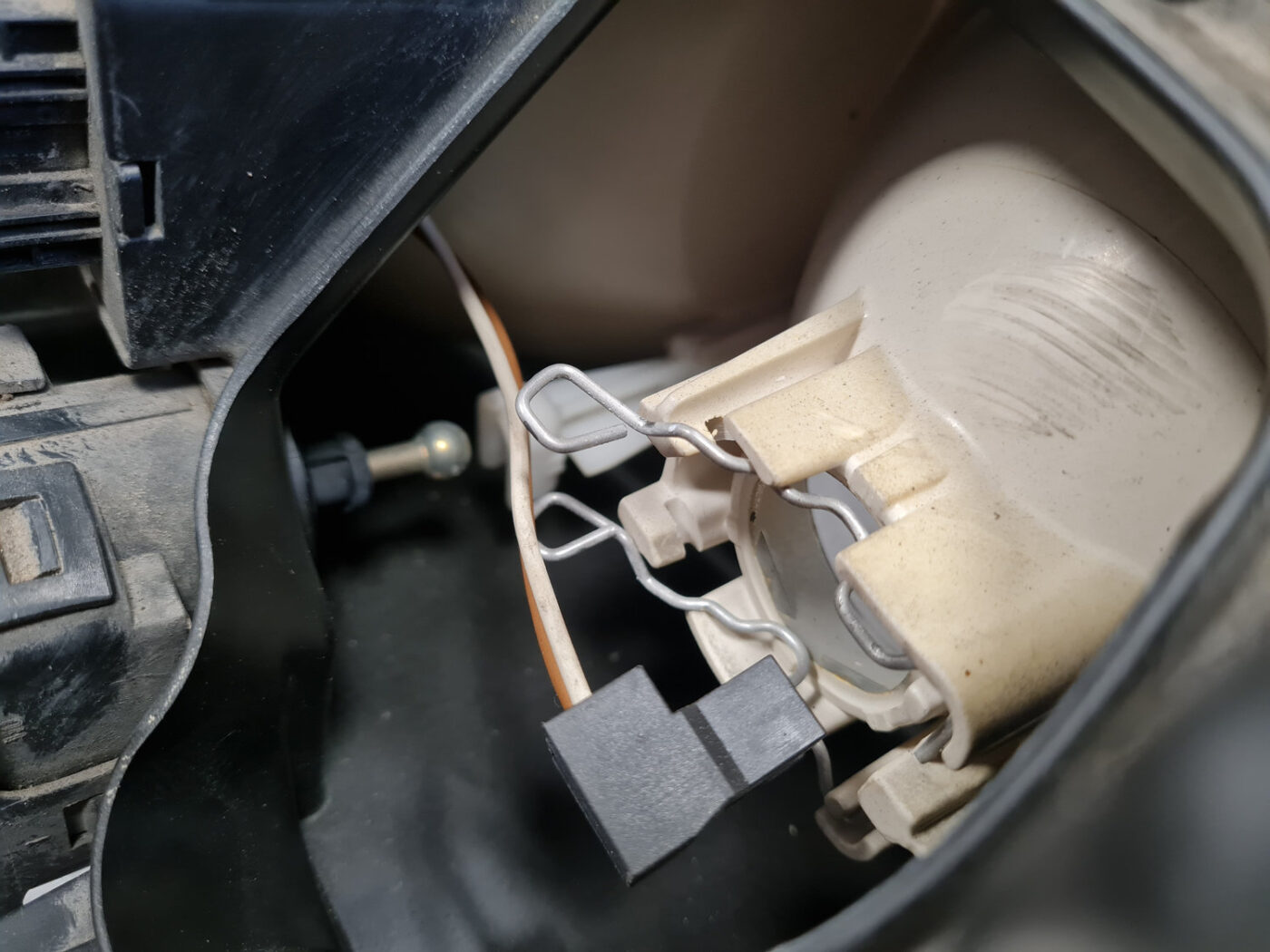 Priekšējais kreisais lukturis priekš VOLVO V70 2000 3 Priekšējais kreisais lukturis priekš VOLVO V70 2000