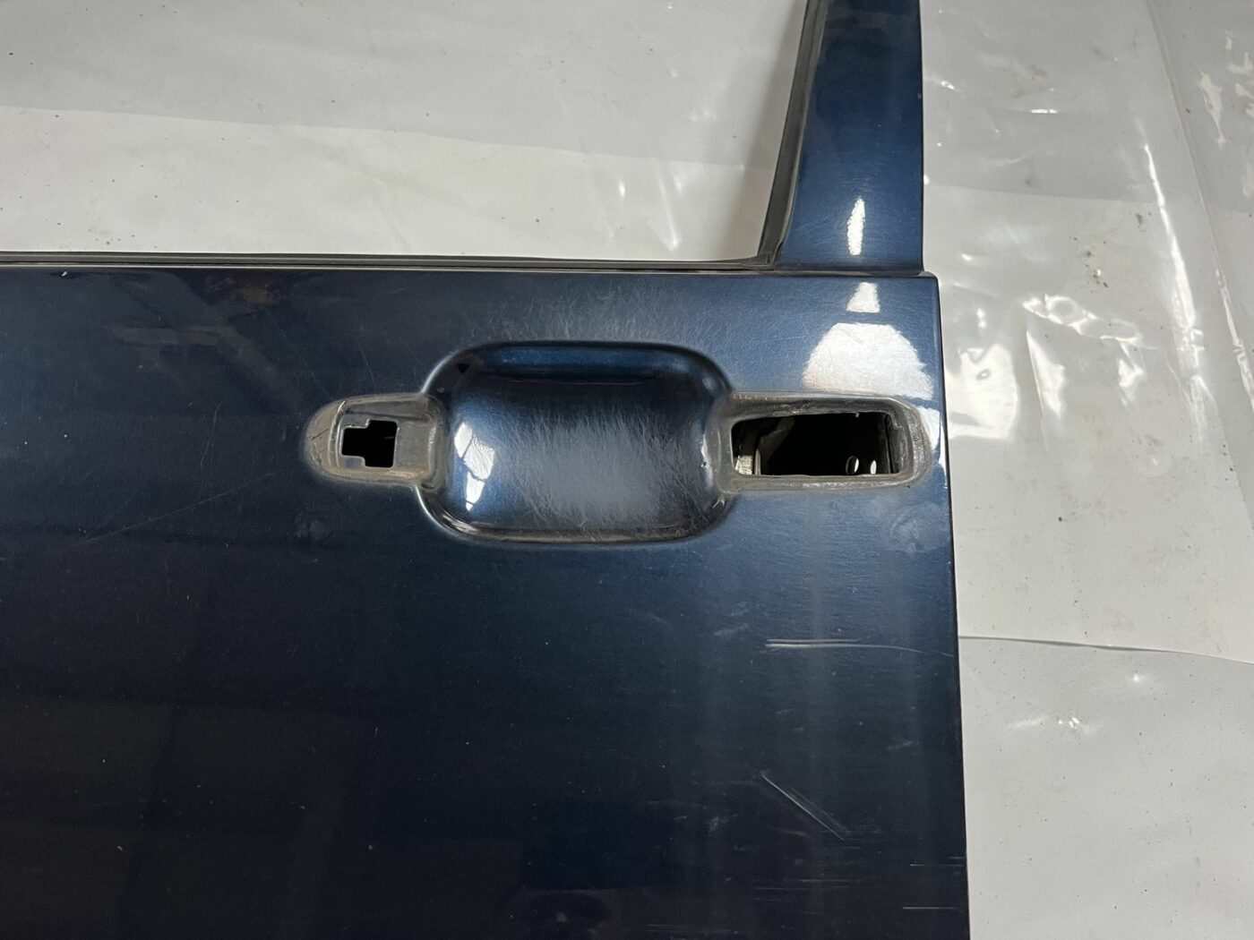 Priekšējās kreisās durvis priekš VOLVO V70 2000