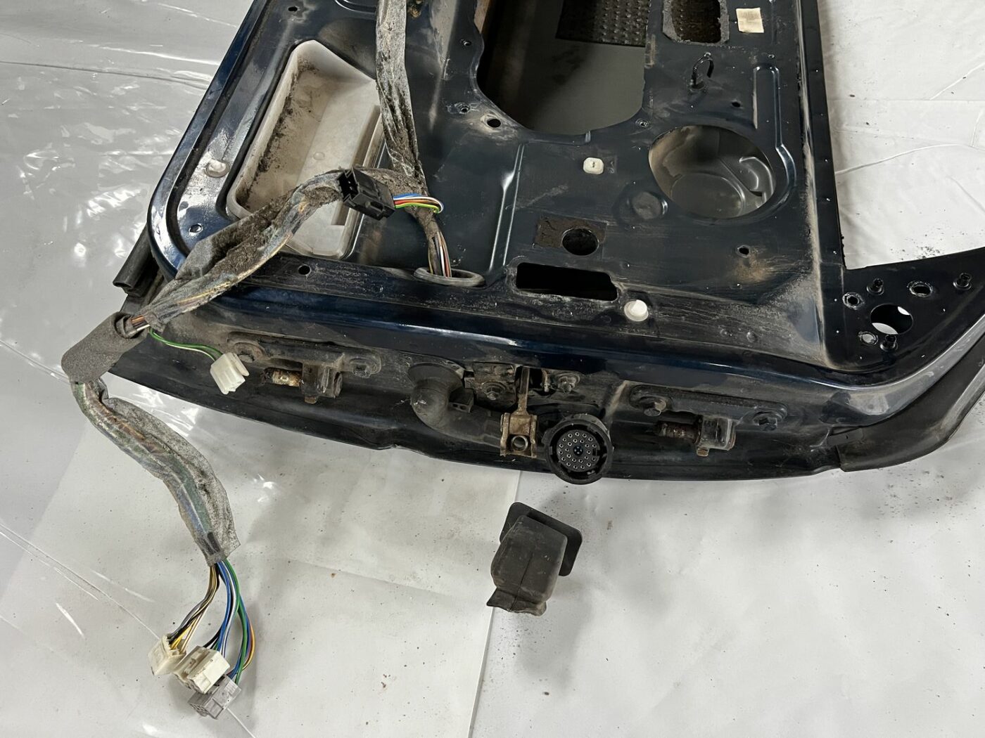 Priekšējās kreisās durvis priekš VOLVO V70 2000