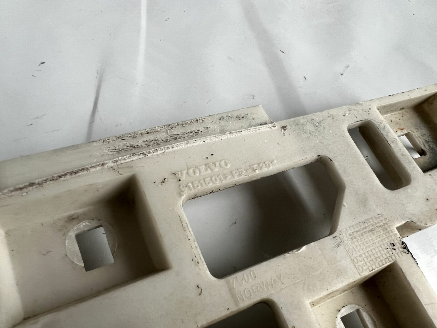 Priekšēja bufera kronšteins priekš VOLVO V70 2000 2 Priekšēja bufera kronšteins priekš VOLVO V70 2000