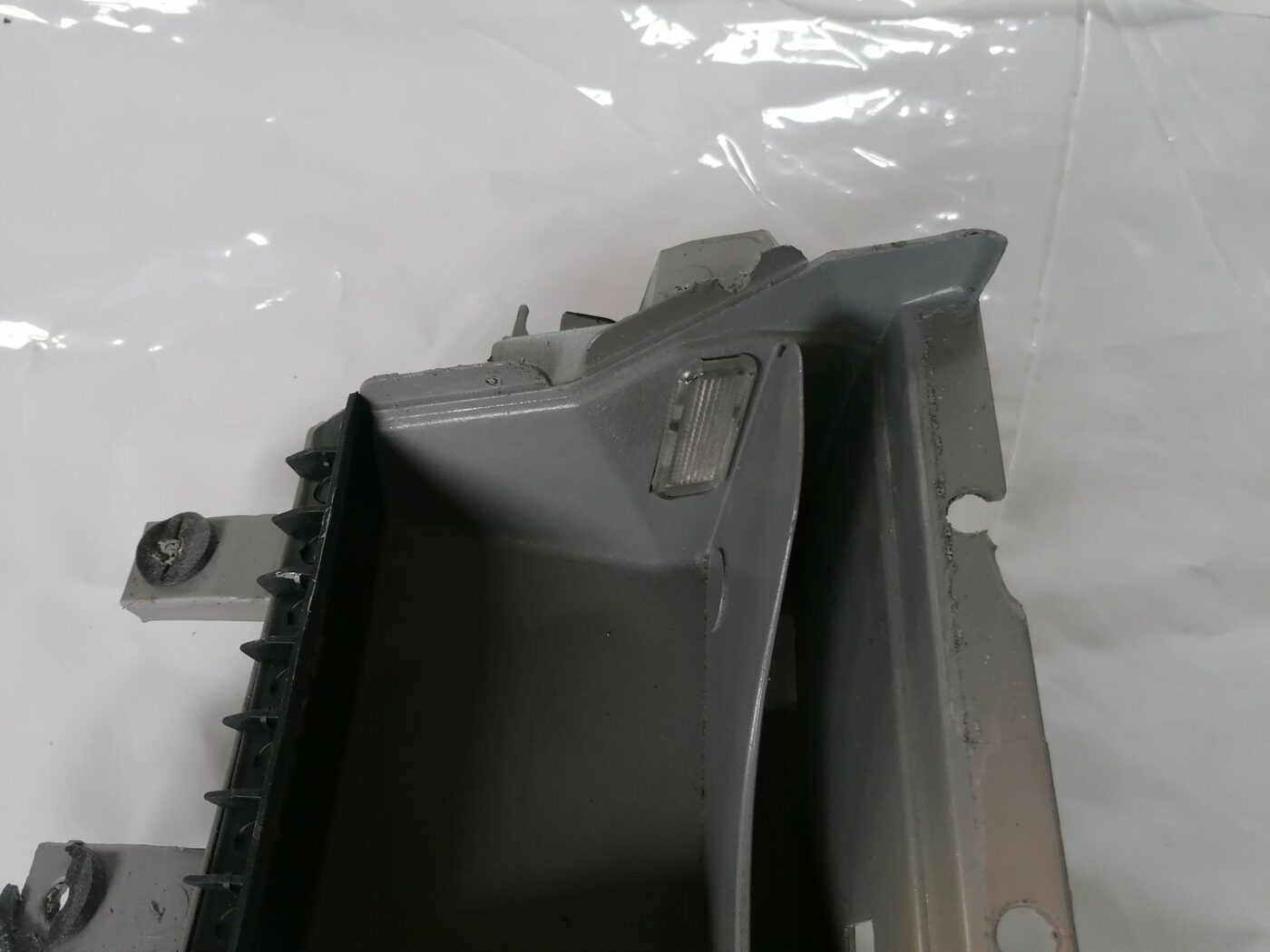 Mantu glabāšanas nodalījums pasažiera pusē priekš VW NEW BEETLE 2001