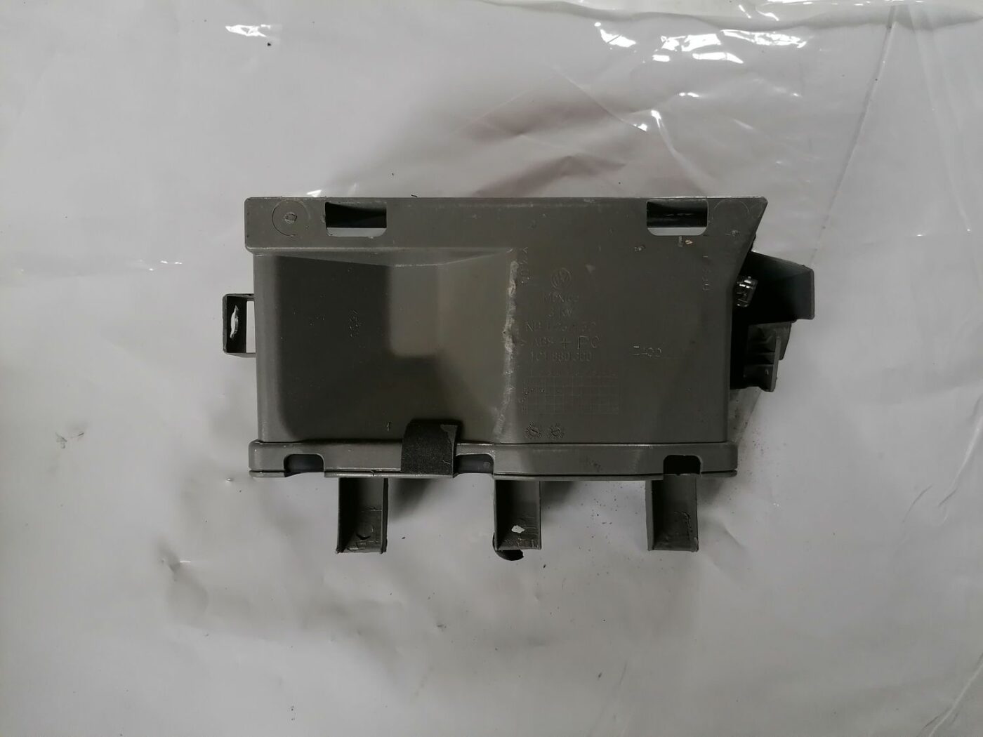 Mantu glabāšanas nodalījums pasažiera pusē priekš VW NEW BEETLE 2001