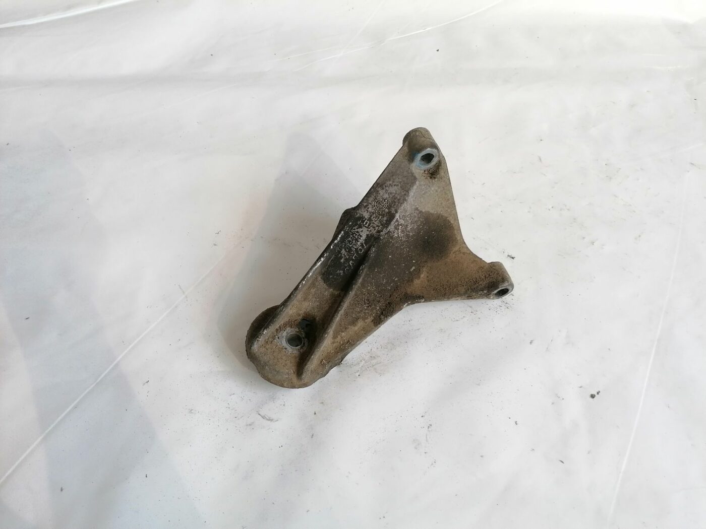 Dzinēja kronšteins priekš VOLVO V70 2000 1 Dzinēja kronšteins priekš VOLVO V70 2000