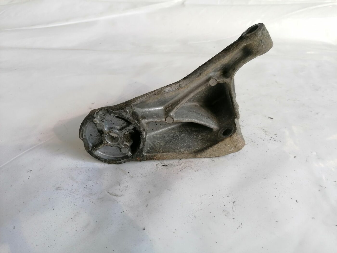 Dzinēja kronšteins priekš VOLVO V70 2000 2 Dzinēja kronšteins priekš VOLVO V70 2000