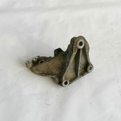 Dzinēja kronšteins priekš VOLVO V70 2000